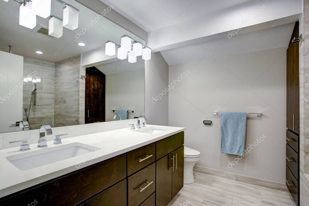Elegante baño con tocador doble espresso — Foto de stock © alabn #185732568