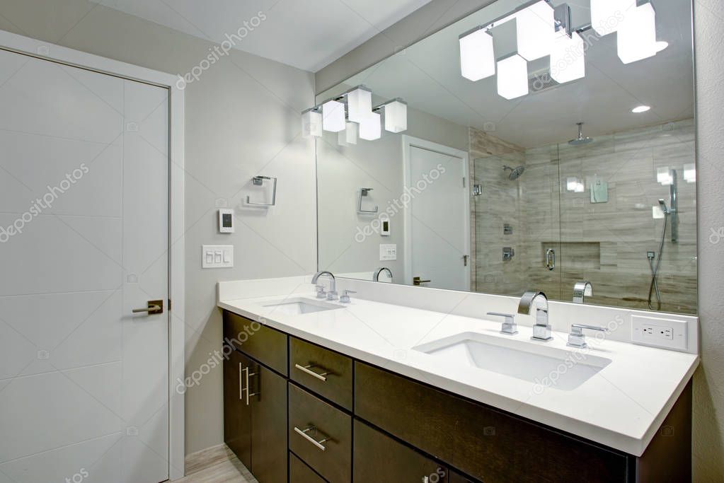 Elegante baño con tocador doble espresso — Foto de stock © alabn #185732592