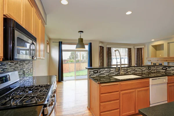 Pequeña sala de cocina compacta con armarios de madera clara — Foto de Stock