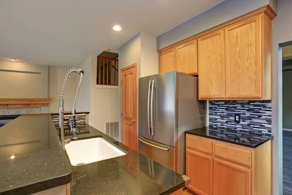 Pequeña sala de cocina compacta con armarios de madera clara — Foto de Stock