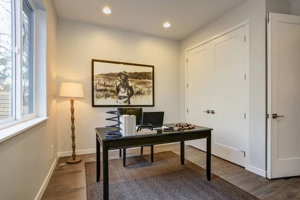 Современный дизайн домашнего офиса с черным деревянным столом — стоковое фото