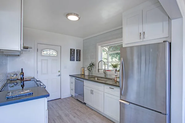 Útulné a malou kuchyň s bílé skříňky. — Stock fotografie