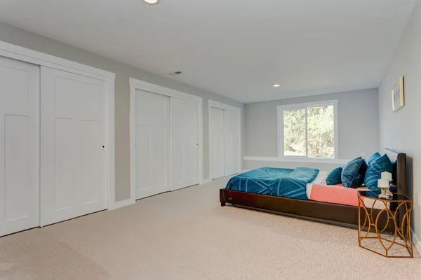 Amplio dormitorio con armarios empotrados — Foto de Stock