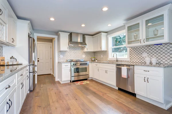 Gorgeous white kitchen with Moroccan Tiles Backsplash — Stock Photo, Image