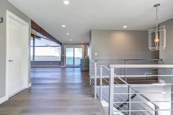 Hermosa cocina comedor con isla verde y el fregadero de la granja