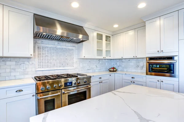 White Kitchen with stainless steel hood over gas cooktop. — Stock Photo, Image