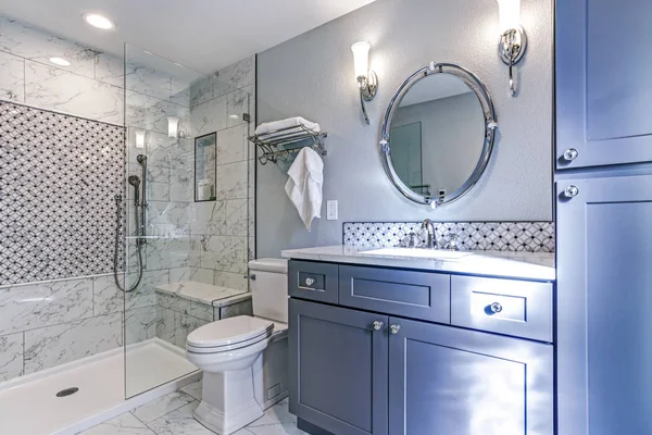 新的蓝色浴室设计与大理石淋浴环绕 — 图库照片