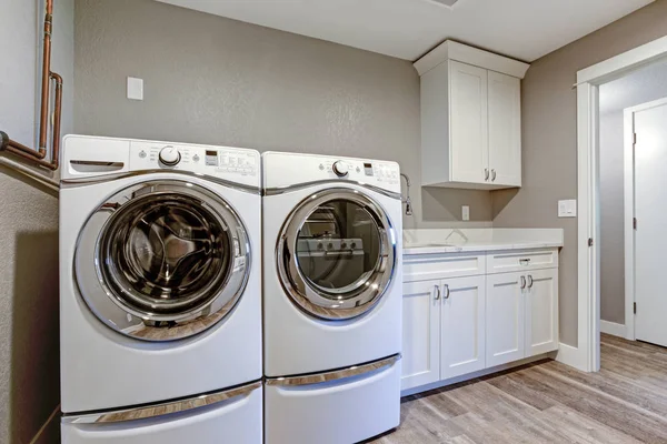 Laundry room with taupe walls and modern appliances. — Stock Photo, Image