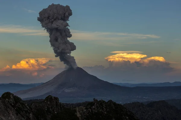 インドネシア ・ スマトラ島での火山の噴火 ロイヤリティフリーのストック画像