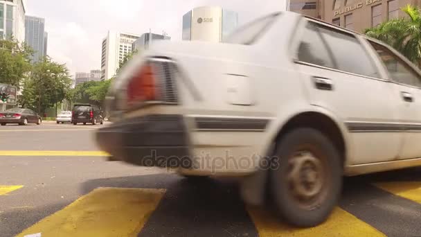 Autos an der Kreuzung kuala lumpur — Stockvideo