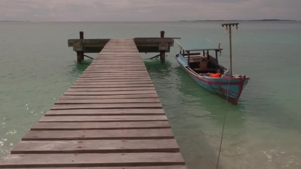 Barco no cais na ilha tropical — Vídeo de Stock