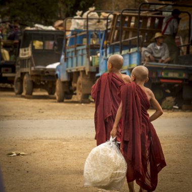 Sokakta yürürken iki genç rahipler