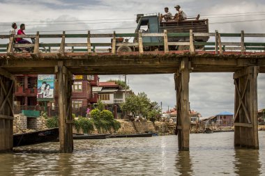 Bir köprüyü geçtikten kamyon