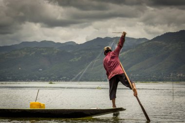 Fisher erkekler anda Gölü Myanmar üzerinde