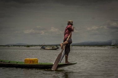Fisher erkekler anda Gölü Myanmar üzerinde