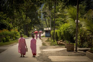 Myanmar bir sokakta yürürken rahibeler