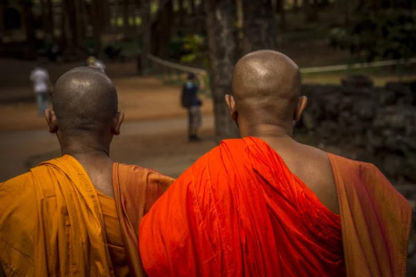 Dos monjes en negrita mirando al turista —  Fotos de Stock