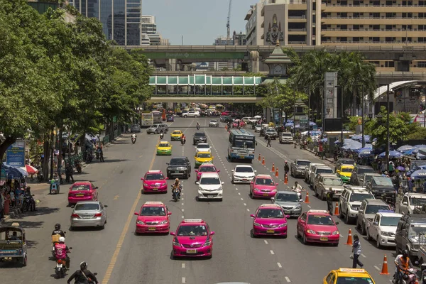 バンコク市内の通りで運転紫のタクシー ストックフォト