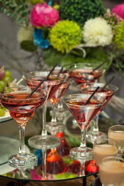 çiçek ile arka planda payet gözlük