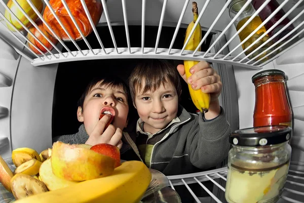 Les enfants prennent de la nourriture du réfrigérateur 2 — Photo