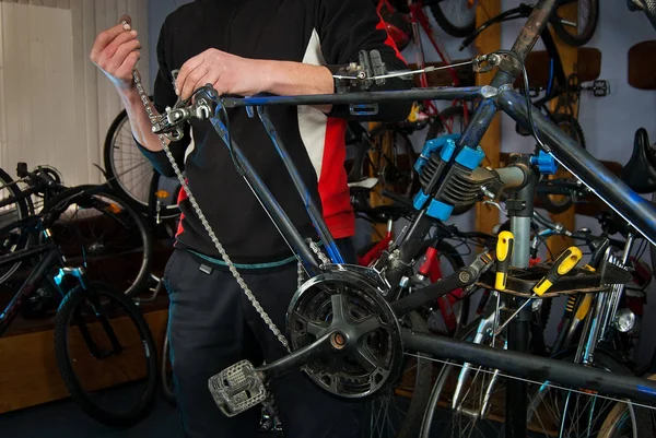 Maître réparation de vélos dans l'atelier 5 — Photo