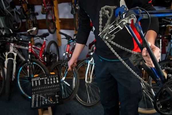 Maître réparation de vélos dans l'atelier 9 — Photo