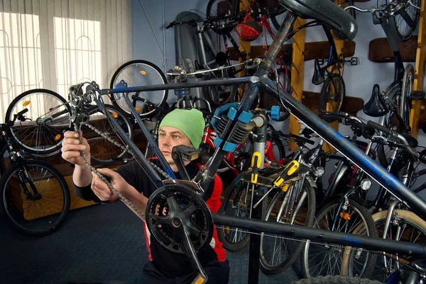 Master réparation de vélos dans l'atelier 2 — Photo