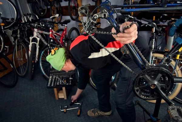 Master réparation de vélos dans l'atelier 20 — Photo