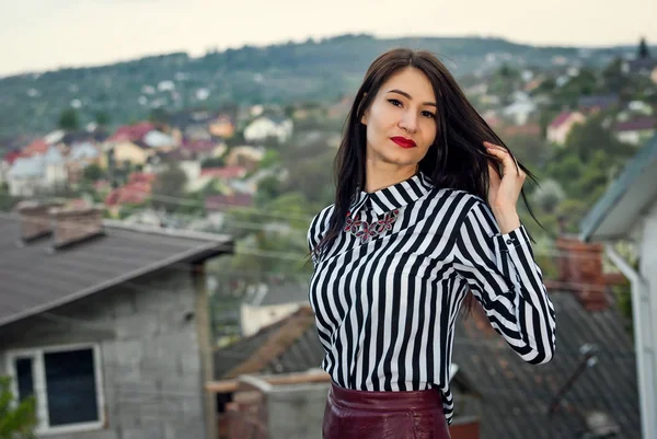 The girl walks around the city in the summer — Stock Photo, Image