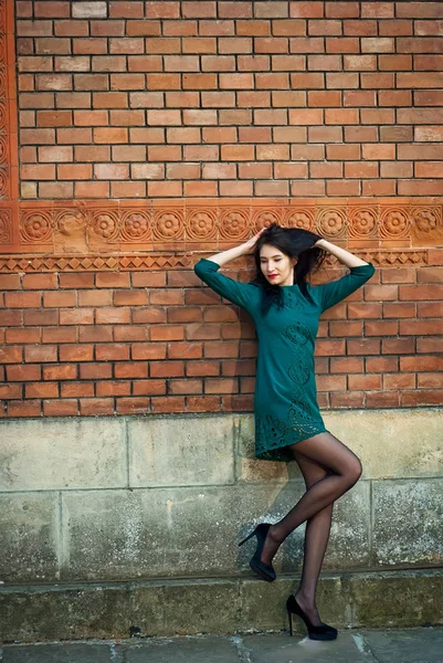 Kız şehirde yaz aylarında yürür.