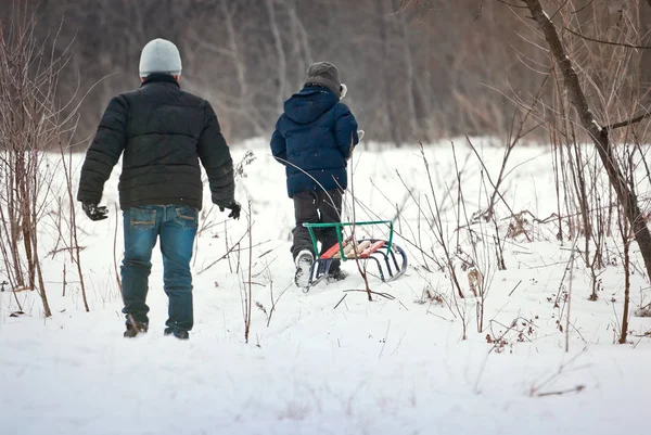 Slitta per bambini in inverno all'aria aperta — Foto Stock