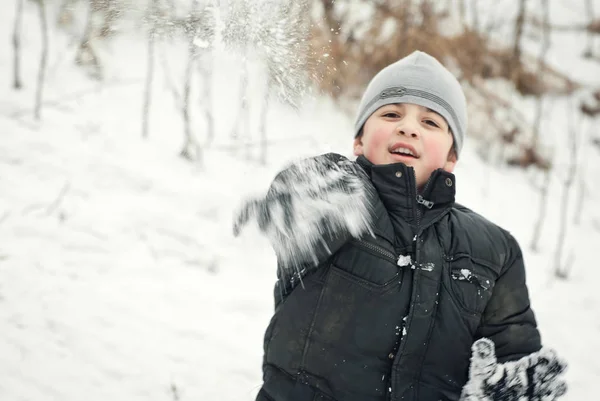 Хлопці грають на снігу взимку — стокове фото