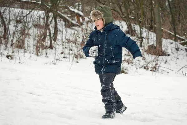 I ragazzi stanno giocando nella neve in inverno — Foto Stock