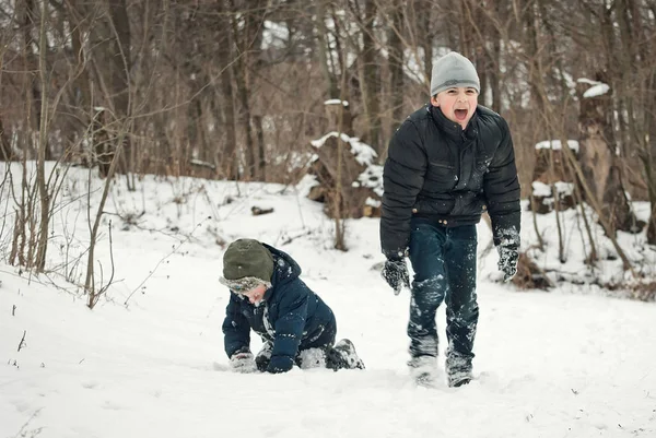 I ragazzi stanno giocando nella neve in inverno — Foto Stock