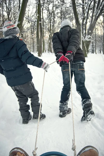 Due ragazzi in slitta in inverno — Foto Stock