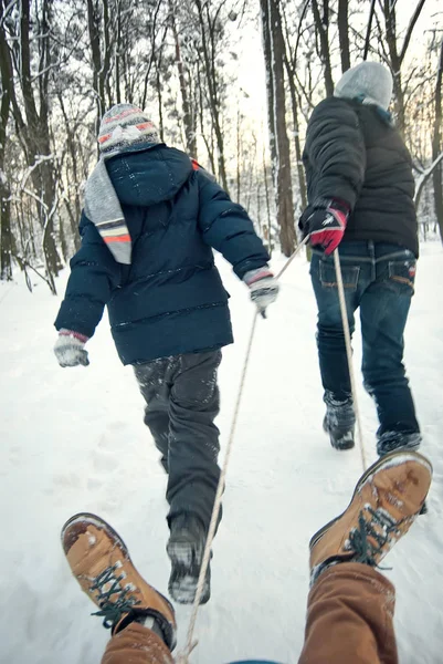 Due ragazzi in slitta in inverno — Foto Stock