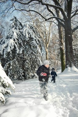 çocuklar kışın karda oynayan