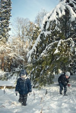 çocuklar kışın karda oynayan