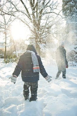 çocuklar kışın karda oynayan