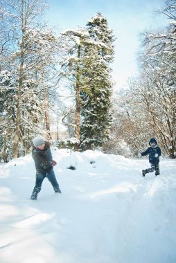 çocuklar kışın karda oynayan