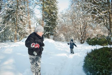 çocuklar kışın karda oynayan
