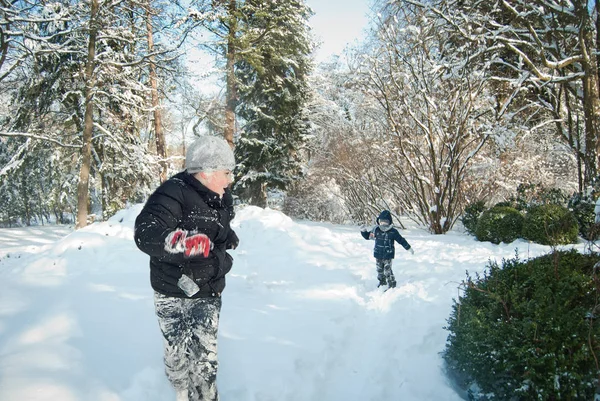 çocuklar kışın karda oynayan