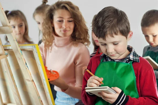 As crianças aprendem a desenhar com o professor — Fotografia de Stock