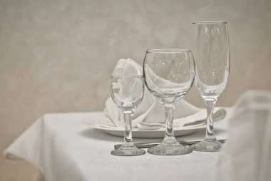 Cam yemekleri bir tablo üzerinde beyaz masa örtüsü