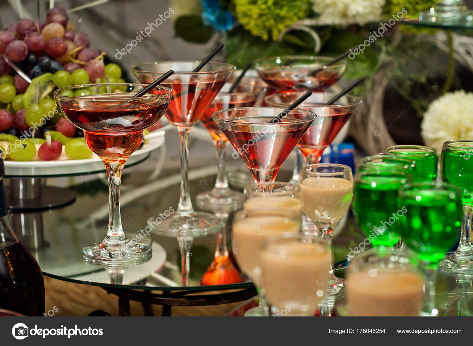 Gläserarrangement Mit Getränk Und Glitzer Stockfoto und mehr