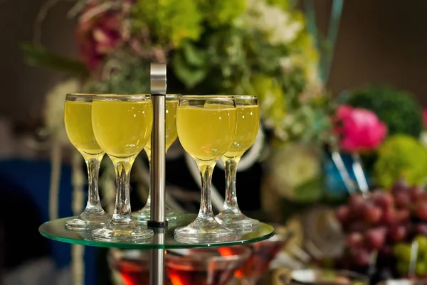 Vasos de vidrio con bebidas de colores en la mesa —  Fotos de Stock