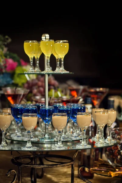 Üveg üvegek színes ital az asztalra — Stock Fotó