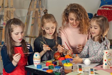 Çocuk masaya öğretmen ile çekmek.