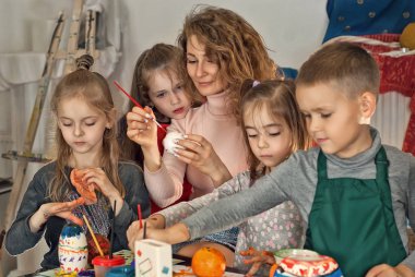 Çocuk masaya öğretmen ile çekmek.