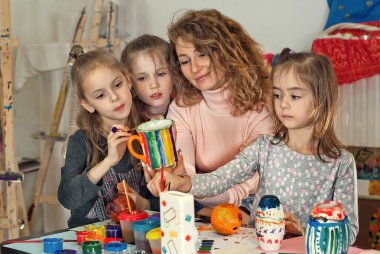 Çocuk masaya öğretmen ile çekmek.